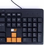 ⁦كيبورد للعب للوسائط المتعددة مع أزرار ملونة USB من 2 بي-KB445- للغة العربية والإنجليزية.تصميم مضاد لرذاذ المياه .اسود⁩ - الصورة ⁦3⁩