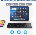 كيبورد B033 بلوتوث 5.0 صغيرة الحجم كاملة الحجم مع لوحة لمس - مزامنة حتى 3 اجهزة - كيبورد لاسلكية مغناطيسية محمولة ثلاثية الطيات قابلة لاعادة الشحن لويندوز واندرويد وIOS وايباد والجوال | رمادي - Image 4
