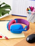 ⁦سماعة راس لاسلكية G435 لايت سبيد وبلوتوث للالعاب من لوجيتيك، خفيفة الوزن للغاية 165 غرام، ميكروفونات مدمجة، بطارية 18 ساعة، متوافقة مع دولبي اتموس والكمبيوتر وبلاي ستيشن 4 وبلاي ستيشن 5 ونينتندو سويتش⁩ - الصورة ⁦2⁩