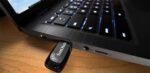 ⁦فلاش ميموري USB 3.0 الترا شيفت من سانديسك، سعة 64 جيجا بايت و عالية السرعة، للكمبيوتر واللاب توب (SDCZ410-064G-G46) حزمة كاملة بدون حبل التعليق⁩ - الصورة ⁦3⁩